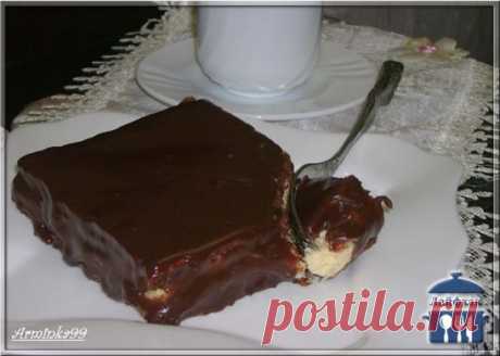 Безумно вкусный торт «Эскимо»! Десерт, ради которого я жду праздники. Высшая степень наслаждения!
Ингредиенты:
сахар — 2,5 стакана;
мука — 1,5 стакана;
яйца — 6 штук;
молоко — 1 стакан;
сливочное масло — 300 грамм;
сметана — 2 столовые ложки;
какао — 4 столовые ложки;
вода — 0,5 стакана;
сода — 0,5 чайной ложки;
ванилин — 1 чайная ложка;
масло растительное для смазки.
Торт «Эскимо». Пошаговый рец