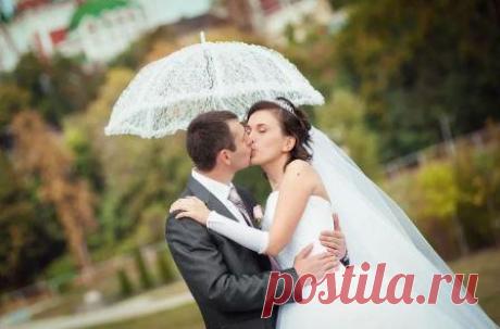 Как выбрать свадебный зонт, что лучше: зонтик или парасоль, отличия Что выбрать невесте: свадебный зонтик, парасоль или совместить оба варианта. Чем отличается зонт от парасоли, выбор аксессуара для дополнения образа, парасоль на свадьбу своими руками.