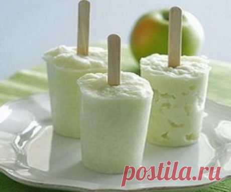 Сорбет из яблок — легкий, диетический и удивительно вкусный десерт! 
Ингредиенты и приготовление:

Моем и чистим 2 больших зеленый яблока, удаляем сердцевину и нарезаем кубиками.
Добавляем к яблокам 100 мл воды и 80 г сахарной пудры.
Взбиваем блендером в однородную ка…