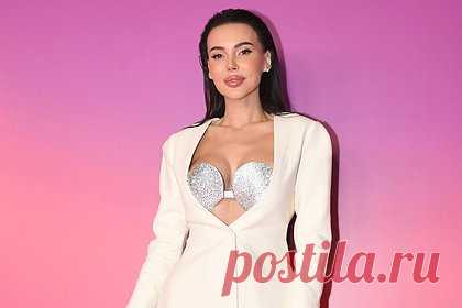 Оксана Самойлова вышла в свет в прозрачной юбке и с откровенным декольте. Российская блогерша и предпринимательница, жена рэпера Джигана Оксана Самойлова появилась на красной дорожке музыкальной премии «Жара Music Awards» в откровенном наряде. Инфлюэнсерша вышла в свет в приталенном белом пиджаке с декольте ниже груди. При этом было видно блестящий серебристый бюстгальтер.