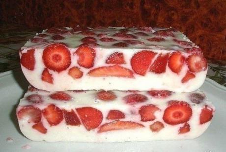 Диетический чизкейк с ягодами: без грамма сахара!
на 100грамм - 56.31 ккалБ/Ж/У - 8.17/0.53/4.4

Ингредиенты:
Творог обезжиренный - 500 г
Ягоды - 500 г (у нас клубника)
Йогурт натуральный - 300 г
Желатин - 30 г
Подсластитель - по вкусу
Вода - 200 мл

Приготовление:
Развести желатин в горячей воде до состояния, чтобы не было комочков. Дать остыть. Взбить блендером йогурт и творог до однородной тугой массы. В творожно-йогуртовую массу тонкой струйкой, взбивая блендером непре...