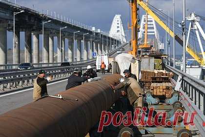 Строители обнаружили гранату РГД-5 в биотуалете на Крымском мосту. Строители обнаружили гранату РГД-5 в кабинке биотуалета возле поста ДПС на въезде на Крымский мост со стороны полуострова. По предварительным данным, владелец спрятал гранату перед тем, как его начали досматривать сотрудники ГИБДД. Найденный боеприпас был проверен и обезврежен саперами.