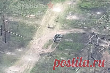 Взрыв боекомплекта украинского танка попал на видео. Видео уничтожения танка ВСУ FPV-дроном Российской армии показали журналистам в Минобороны России. На кадрах видно, как в зону, неприкрытую динамической защитой, украинского танка советского производства Т-64БВ устремляется беспилотник. Следует пробитие и возгорание машины, детонирует боекомплект, башню отрывает.