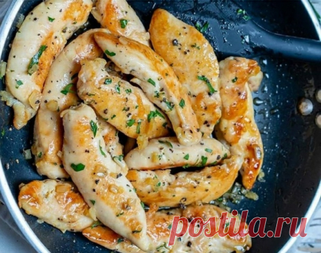 Куриное филе в медово-чесночном маринаде, жареное на сковороде.

Отличная идея к ужину 

Ингредиенты:
-куриное филе (кусочки) - 1 кг (примерно) -оливковое масло - 1 столовая ложка -растопленное масло - 3 столовых ложки -чеснок, мелко нарезанный
- 4 свежих зубчuка
-мед - 3 столовые ложки
-яблочный уксус - 2 столовых ложки
-соль и свежемолотый черный перец - по вкусу, около 1/4 чайной ложки каждая -свежая рубленая петрушка - 2 столовые ложки

Приготовление:
В небольшой миске...