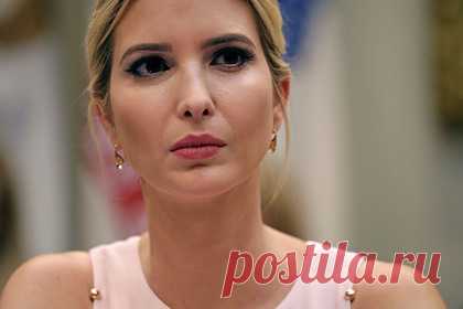 Фигура Иванки Трамп в мини-платье вызвала споры в сети. Дочь бывшего президента США Дональда Трампа Иванка появилась на публике в откровенном образе и вызвала споры в сети. Папарацци засняли 40-летнюю бизнесвумен во время отдыха на лодке в Майами в мини-платье с цветочным принтом черно-белого цвета. Некоторые юзеры восхитились ее внешностью, а другие обругали ее наряд.