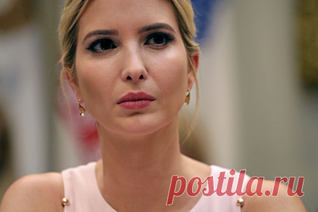 Фигура Иванки Трамп в мини-платье вызвала споры в сети. Дочь бывшего президента США Дональда Трампа Иванка появилась на публике в откровенном образе и вызвала споры в сети. Папарацци засняли 40-летнюю бизнесвумен во время отдыха на лодке в Майами в мини-платье с цветочным принтом черно-белого цвета. Некоторые юзеры восхитились ее внешностью, а другие обругали ее наряд.