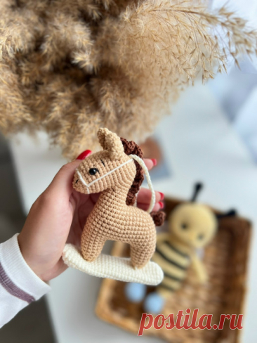 Симпатичная лошадка-качалка крючком Нам понадобится:* Пряжа основного цвета (у меня это бежевый)* Пряжа для гривы и хвоста (например, коричневая или серая)* Немного пряжи для глаз (черной или темно-коричневой)* Крючок подходящего размера (обычно 2.5 - 3.5 мм)* Наполнитель (холлофайбер или синтепух)* Две деревянные палочки...