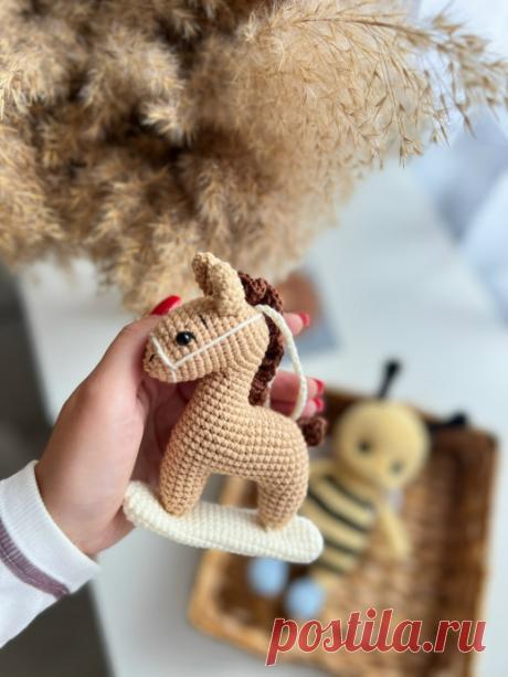 Симпатичная лошадка-качалка крючком Нам понадобится:* Пряжа основного цвета (у меня это бежевый)* Пряжа для гривы и хвоста (например, коричневая или серая)* Немного пряжи для глаз (черной или темно-коричневой)* Крючок подходящего размера (обычно 2.5 - 3.5 мм)* Наполнитель (холлофайбер или синтепух)* Две деревянные палочки...