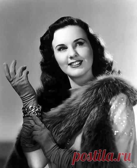 Дина Дурбин (Deanna Durbin)
- 4 декабря, 1921
• 17 апреля 2013