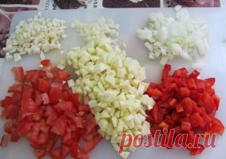 САЛАТ из помидоров и КАБАЧКОВ на зиму
Этот вкусный салат мы всегда съедаем очень быстро, поэтому заготавливаем побольше!
Вам понадобится: 
- 2 кг кабачков 
- 2,5 кг помидоров 
- 1 кг сладкого зеленого перца
- 200 г чеснока
- 1 стакан сахара
- 1 стакан растительного масла без запаха
- 2 столовые ложки соли с верхом
- полстакана 9% уксуса.
Кабачки нужно нарезать небольшими кубиками. Помидоры с чесноком пропустить через мясорубку, все соединить, добавить соль, сахар, растител...