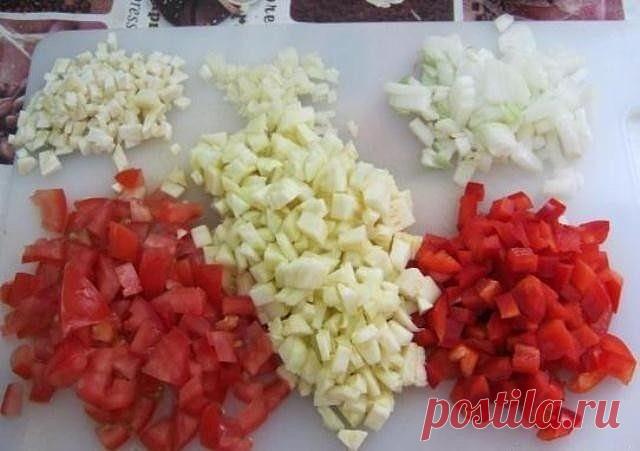 САЛАТ из помидоров и КАБАЧКОВ на зиму
Этот вкусный салат мы всегда съедаем очень быстро, поэтому заготавливаем побольше!
Вам понадобится: 
- 2 кг кабачков 
- 2,5 кг помидоров 
- 1 кг сладкого зеленого перца
- 200 г чеснока
- 1 стакан сахара
- 1 стакан растительного масла без запаха
- 2 столовые ложки соли с верхом
- полстакана 9% уксуса.
Кабачки нужно нарезать небольшими кубиками. Помидоры с чесноком пропустить через мясорубку, все соединить, добавить соль, сахар, растител...