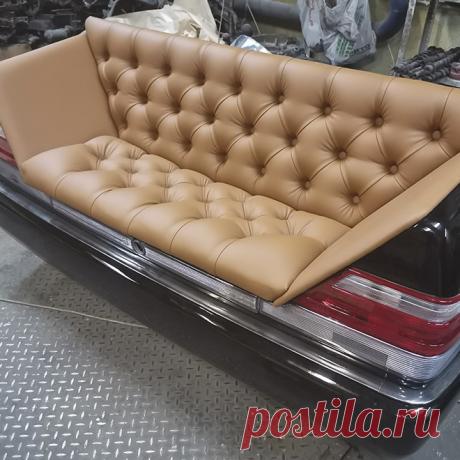 Мы можем сделать диван из экокожи с каретной стяжкой из кузова машины на любой вкус, используя как оригинальные кузовные детали, так и элементы дополнительной кастомизации.
