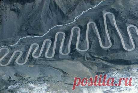 Горный перевал Христа Спасителя: Paso Internacional Los Libertadores, также называемый перевалом Христа Спасителя — горный перевал в Андах между Аргентиной и Чили. Это главный транспортный маршрут, соединяющий чилийскую столицу Сантьяго с городом Мендоса в Аргентине, с довольно затрудненным движением. С двадцатью девятью крутыми поворотами на чрезвычайно крутом склоне, это также одна из самых сложных дорог в мире...