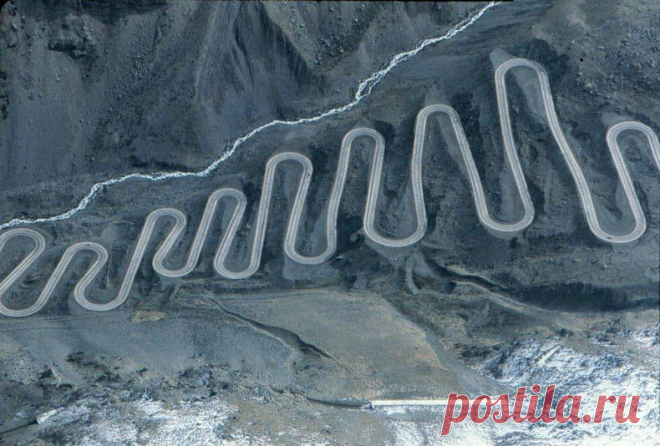 Горный перевал Христа Спасителя: Paso Internacional Los Libertadores, также называемый перевалом Христа Спасителя — горный перевал в Андах между Аргентиной и Чили. Это главный транспортный маршрут, соединяющий чилийскую столицу Сантьяго с городом Мендоса в Аргентине, с довольно затрудненным движением. С двадцатью девятью крутыми поворотами на чрезвычайно крутом склоне, это также одна из самых сложных дорог в мире...