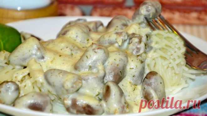Тушеные в сметане куриные сердечки с сыром