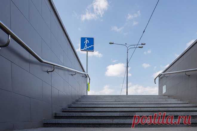 Безопасность пешеходов. В Северном Бутове построят три подземных перехода. В районе Северное Бутово построят три подземных пешеходных перехода. Эти сооружения придут на смену уже существующим. Сейчас на объектах ведется переукладка инженерных коммуникаций, строители приступили к разработке грунта.