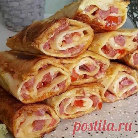 Рулетики "ПАЛОЧКА-ВЫРУЧАЛОЧКА" - отличная альтернатива надоевшим бутербродам!

Готовятся быстро и без хлопот
⠀
Нам понадобится:
Лаваш
Колбаса
Сыр
Помидоры
Яйца
⠀
Помидоры и колбасу нарезаем небольшими кубиками. Сыр натuраем на крупной терке. Все соединяем и хорошо перемешиваем.
⠀
Подготовленную начинку распределяем по всему лавашу, сворачиваем рулетом и нарезаем на кусочки.
⠀
Яйцо взбиваем с солью. Обмакиваем kаждый рулетик из лаваша в яйце и обжариваем на растительном масле с двух сторон.