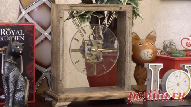 Часы из дерева и эпоксидной смолы Приветствую, Самоделкины!В этой статье подробно рассмотрим процесс создания вот таких вот оригинальных часов:Дальнейшая инструкция взята с YouTube канала «DobryjMaster».Сердцем данного проекта является старый часовой механизм от советского будильника, который мастер нашел на металлоприемке.Механизм