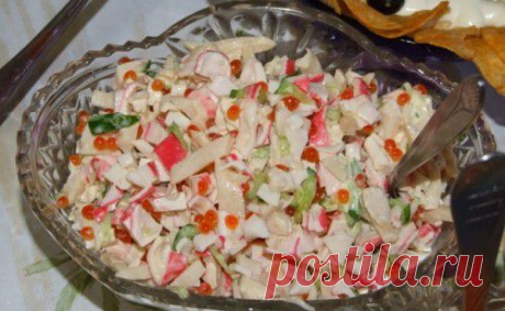 Салат с огурцами, крабовыми палочками, кальмарами и икрой / Простые рецепты