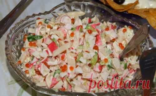 Салат с огурцами, крабовыми палочками, кальмарами и икрой / Простые рецепты