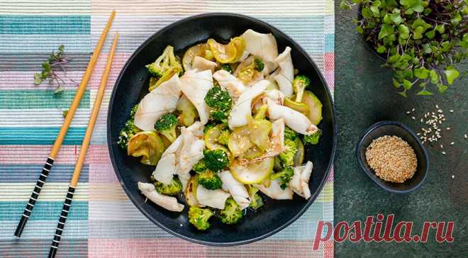 Как жарить брокколи на сковороде: 12 простых и вкусных блюд — читать на Gastronom.ru  Брокколи с кабачками и кальмарами