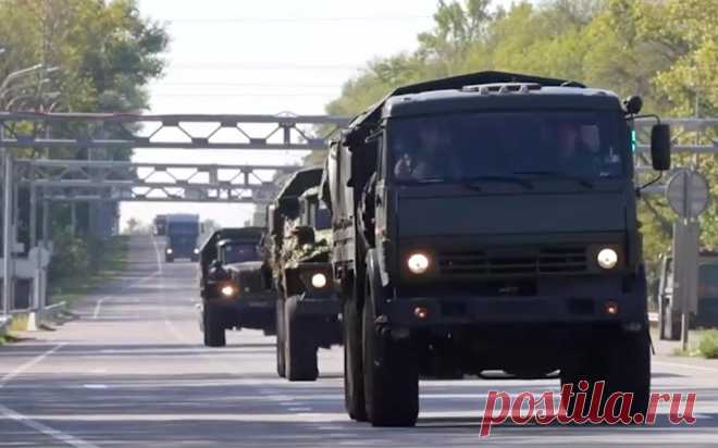 Минобороны показало кадры переброски военной техники в Курскую область. В колоннах российских сил едут в том числе РСЗО БМ-21 «Град», буксируемые артиллерийские орудия и перевозимые на тралах танки. По подсчетам Минобороны, потери ВСУ на Курском направлении составили 945 военных и 102 единицы техники