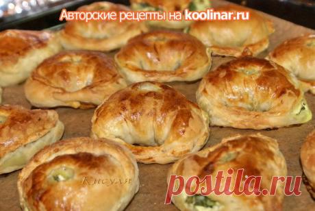 Слоёные пирожки со шпинатом и адыгейским сыром