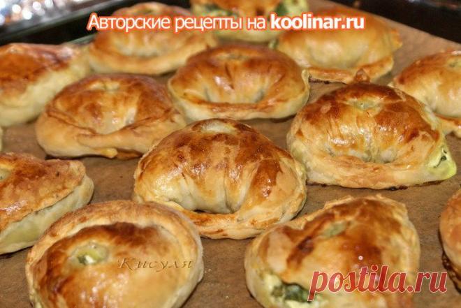 Слоёные пирожки со шпинатом и адыгейским сыром
