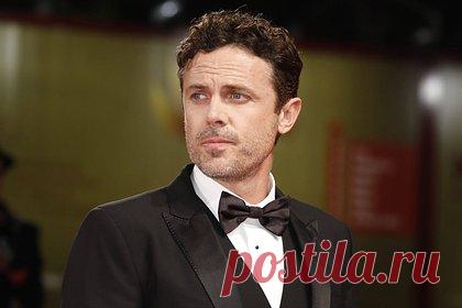 Аффлек признался в страданиях из-за разлуки со старшим сыном. Голливудский актер Кейси Аффлек рассказал, что впервые на долгое время расстался со старшим сыном Индианой, который уехал из Лос-Анджелеса в Нью-Йорк учиться. Аффлек вспомнил, что дети всегда находились рядом с ним, поэтому теперь он постоянно думает о переезде 18-летнего сына в другой город.