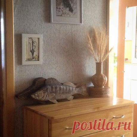 В родительском доме рыба на рыбе. Папу задаривают деревянными или керамическими фигурками, они селятся по разным полкам и перешёптываются о чём-то своём по ночам. Книг про рыб в рабочем кабинете немыслимое множество: вздумаешь посчитать - собьёшься после  двадцатой полки, махнёшь рукой и переключишься снова на разглядывание фигурок. Всё детство на нашем балконе гроздьями сушились и вялились пузатые лещи, строгая плотва  и озорные карасики. Мы с сестрой таскали их на улицу ...