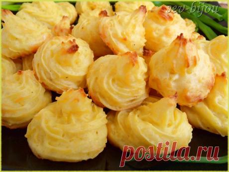 Картофель по-герцогски, такое стоит попробовать 
Ингредиенты: 
1 кг картошки,50г масла,4 яичных желтка,40 мл сливок,20г тертого пармезана,соль,щепотка перца и муската.Картофель нарезать на четвертинки, отварить до готовности, слить воду, обсушить б…