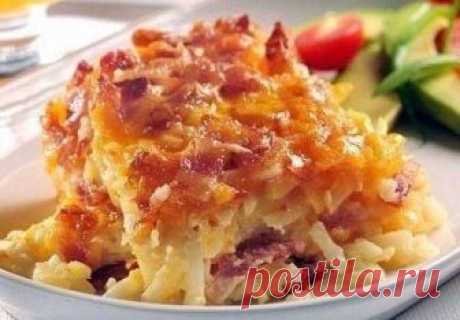Идея к ужину. Очень вкусная находка! 


Приготовление:
Очищенный картофель натираем на крупной терке и выкладываем первым слоем.
Следующим слоем выкладываем лук и бекон (можно заменить ветчиной или мясом).
Натираем сверху сыр.
Повторяем …