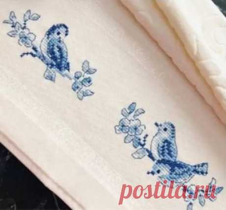 ​Вышивка на полотенце птичек в цветах гжели