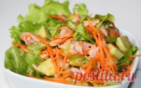 Салат с консервированной рыбой и авокадо Простой, но вкусный, с оттенком пикантности салат, который быстро готовится и столь же быстро поедается.