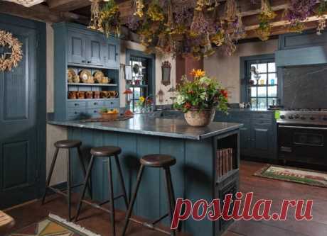 Этот дом был построен всего через 45 лет после прибытия корабля «Мэйфлауэр» к берегам Америки! От сноса его спас Даг Таул, отреставрировавший здание и несколько исторических построек поблизости. Посмотрите, как сейчас выглядит дом, в котором жили колонисты >>