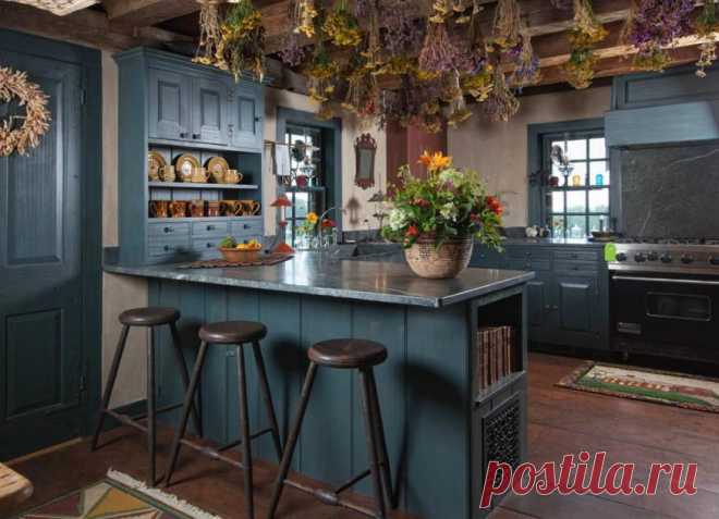 Этот дом был построен всего через 45 лет после прибытия корабля «Мэйфлауэр» к берегам Америки! От сноса его спас Даг Таул, отреставрировавший здание и несколько исторических построек поблизости. Посмотрите, как сейчас выглядит дом, в котором жили колонисты >>