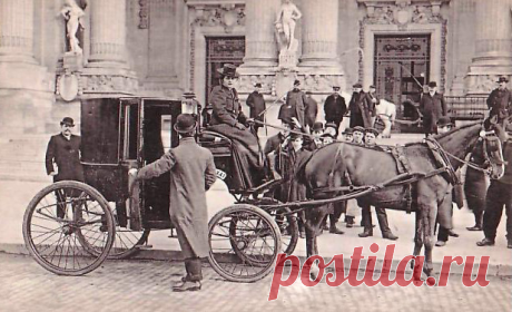 Первые такси-колесницы существовали в Древнем Риме. На оси колесницы был закреплен «таксометр», представлявший из себя обычный таз, в который после каждой стадии (примерно 200 метров) падал камешек. Оплата производилась по числу камешков, оказавшихся в тазу в конце поездки.
Примитивные прототипы такси появились в Лондоне в 1636 году, когда лондонские кучера получили лицензию на извоз.