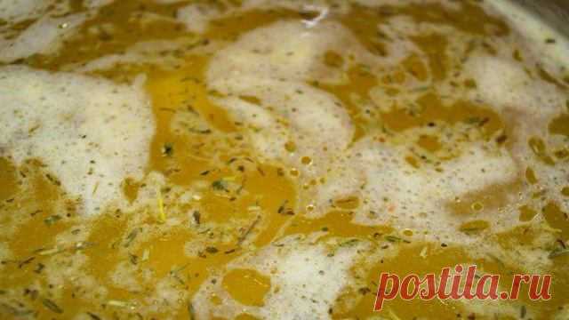 Картофельный суп-пюре с курицей и зеленью Ингредиенты:Картофель - 5 шт, Лук репчатый - 1 шт, Отварная или запеченая курица - 300 гр, Зеленый лук и другая зелень - по вкусу, Куркума - 1 ст. ложка, Сливочное масло - 50 гр, Соль и специи на ваш выбор - по вкусу,