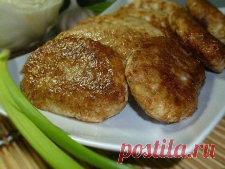 Котлеты для диеты -даже не знаю, какие они более – полезные или вкусные...
Пропорции такие - количество капусты по объему равно грудке, лука наполовину меньше.