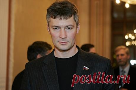 ФСИН решила обратиться в суд из-за поездки Ройзмана в другой район Екатеринбурга. Федеральная служба исполнения наказаний (ФСИН) решила обратиться за разъяснением условий меры пресечения бывшему мэру Екатеринбурга Евгению Ройзману из-за его поездки в другой район Екатеринбурга. Об этом сообщил адвокат экс-мэра Владислав Идамжапов. ФСИН намерена уточнить значение понятия «публичное место».