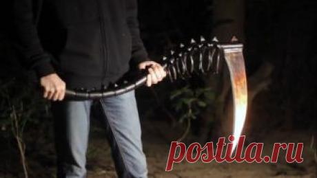 Оружие на случай зомби апокалипсиса своими руками Приветствую, Самоделкины!В этой статье я расскажу вам о том, как автор YouTube канала Bonn Factory будет собирать вселяющую страх и ужас косу по собственному эскизу. Как и всегда, работа начинается с разметки. В этот раз мастер обошелся без каких-либо шаблонов и просто нарисовал нож косы таким