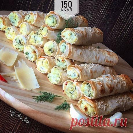 Трубочки из лаваша с картофельной начинкой
⠀
4 шт крупного картофеля;
60 гр тёртого твёрдого сыра;
3-4 зубца чеснока;
1/2 пучка укропа;
соль и перец по вкусу;
~2,5 листа бездрожжевого лаваша;
2 ст.л оливкового масла для смазывания трубочек;
кунжут для посыпки(можно обойтись без него).
⠀
•?артофель очищаем, отвариваем, сливаем полностью жидкость и делаем из него пюре.
•? пюре добавляем измельчённый чеснок, нарезанный укроп, сыр и специи.
Тщательно перемешиваем.
•?ер...