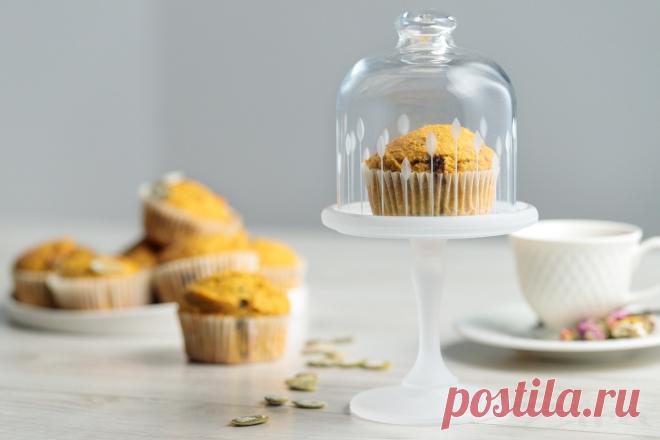 Тыквенно-овсяные маффины Тыквенный сезон уже почти разгаре. Этот солнечный, осенний овощ прекрасно проявляет себя не только в супах и вторых блюдах, но также и в выпечке.

Предлагаем рецепт простых и вкусных маффинов, большой их плюс в том, что почти все ингредиенты смешиваются в блендере.

Примерная энергетическая ценн