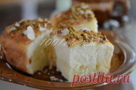 масло сливочное + для смазки формы -113 г
яйца крупные — 2 шт.
сахар — 1 ст.
молоко — 3 ст.л.
сливки густые — 1 ст.
разрыхлитель — 1 ч.л.
экстракт ванильный — 0,5 ч.л.
крахмал -1,75 ст.
стружка кокосовая сухая — 0,5 ст.
фисташки – 0,3 ст.
миндаль пластинками – 0,3 ст.
для сиропа:
сахар — 1 ст.
сок лимонный — 0,5 ст.