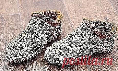 Носки- тапочки ленивым жаккардом.
Пряжа “Кроха” Троицкий камвольный комбинат, 20% шерсть, 80 % акрил, 135 м
 / 50 г.
Расход пряжи светло-серой 30 г, коричневой 40 г.
Комплект из 5 спиц № 3.
Плотность вязания Пг = 2,2 петли в 1 см., узор ленивый жаккард
Если вы умеете вязать носки на 5 спицах, то связать такие носки-тапочки 
вам не составит труда. 
 
Тапочки связаны ленивым жаккардом (схема вязания узора). Этот узор 
вяжется  очень просто, полотно получается упругим, формоу...