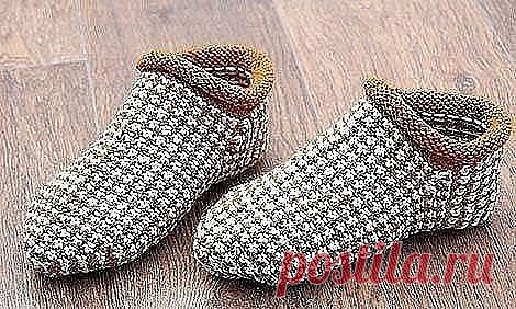 Носки- тапочки ленивым жаккардом.
Пряжа “Кроха” Троицкий камвольный комбинат, 20% шерсть, 80 % акрил, 135 м
 / 50 г.
Расход пряжи светло-серой 30 г, коричневой 40 г.
Комплект из 5 спиц № 3.
Плотность вязания Пг = 2,2 петли в 1 см., узор ленивый жаккард
Если вы умеете вязать носки на 5 спицах, то связать такие носки-тапочки 
вам не составит труда. 
 
Тапочки связаны ленивым жаккардом (схема вязания узора). Этот узор 
вяжется  очень просто, полотно получается упругим, формоу...