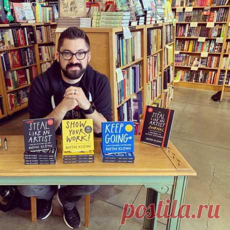 Дарим книги Остина Клеона в честь его дня рождения 💛 Сегодня отличный день! День рождения отмечает автор книг «Кради как художник» и «Покажи свою работу» Остин Клеон. Первая его книга родилась из лекции, с которой Остин Клеон выступил в одном Нью-Йоркском университете. Он дал студентам десять советов, которые хотел бы получить сам, когда был начинающим художником. Текст лекции попал в сеть и стал распространяться с невероятной скоростью. С тех пор ее прочли тысячи людей по всему миру, мы…