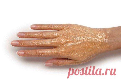 Сахарный пилинг для рук

Очень полезная процедура для рук – пилинг. С ним кожа станет нежной и гладкой.
Смешать 1 банан с 2 ст. л. сахара и добавить 10 капель любого масла.
Сделать ванночку для рук с теплой водой, затем помассировать кожу рук приготовленной смесью. Смыть теплой водой и обвернуть руки горячим полотенцем. Как только полотенце остынет