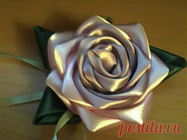 Розы из атласных лент.