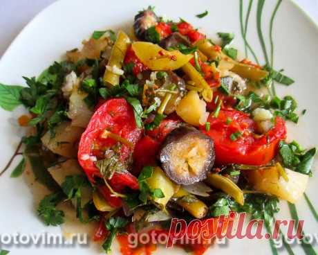 Айлазан (армянский рецепт). Рецепт с фото Айлазан - это аналог рагу или соте из овощей по-армянски. Рецепт айлазана простой, поэтому с приготовлением справится даже неопытная хозяйка. Овощи тушатся практически в собственном соку с небольшим добавлением растительного масла, поэтому блюдо можно считать диетическим. Ассортимент  зависит от рецепта айлазана, но всё-таки основное место отводится баклажанам, болгарскому перцу и помидорам. Пряности наделяют овощное рагу великолеп...